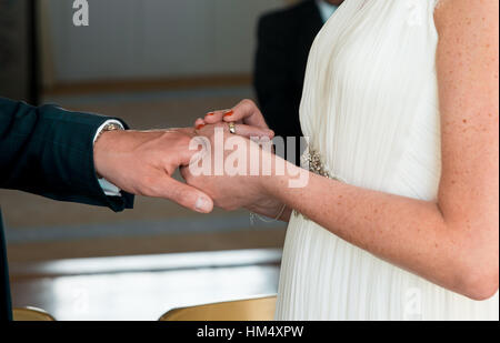 Regarder un couple de joie le jour de leur mariage en tant qu'ils sont mariés à Sussex, UK. Banque D'Images