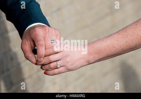 Regarder un couple de joie le jour de leur mariage en tant qu'ils sont mariés à Sussex, UK. Banque D'Images