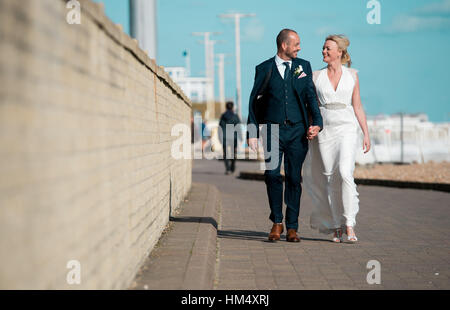 Regarder un couple de joie le jour de leur mariage en tant qu'ils sont mariés à Sussex, UK. Banque D'Images