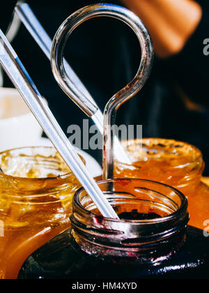 Close up de confiture ouvert avec une cuillère pleine Banque D'Images