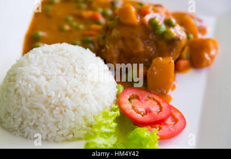 Curry de poulet servi avec du riz Banque D'Images
