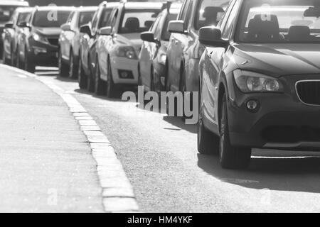 Embouteillage sur la route de campagne et claire journée d'été , image noir et blanc Banque D'Images