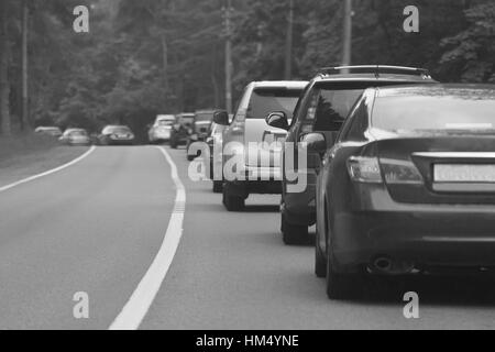 Embouteillage sur la route de campagne et claire journée d'été , image noir et blanc Banque D'Images