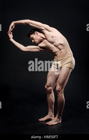 Jeune danseuse de ballet agissant dans le studio Banque D'Images