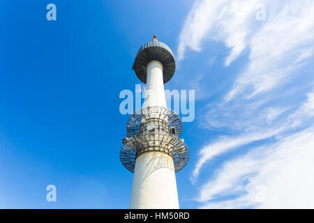 Low angle view à la base de la Tour N de Séoul, un monument touristique au sommet de la montagne Namsan sur un ciel bleu 24. L'horizontale Banque D'Images
