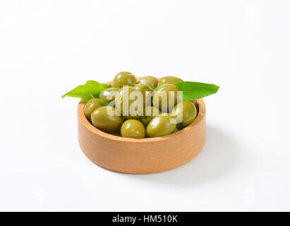 Bol d'olives vertes sur fond blanc Banque D'Images