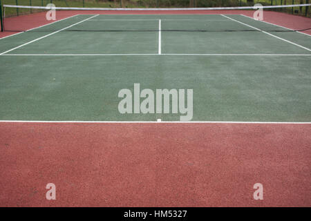 Court de tennis vide disponible pour le public, photographié dans la soirée Banque D'Images