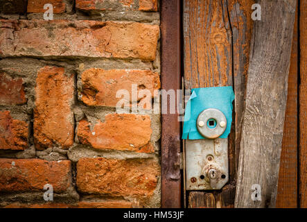 Old rusted lock sur un hangar dans le jardin Banque D'Images