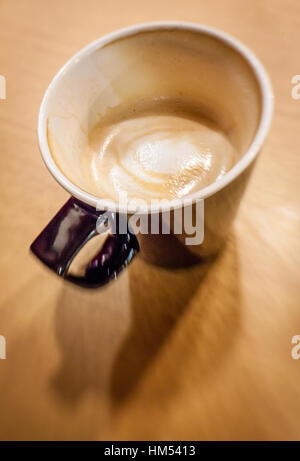 Café non fini sur une table dans un café Banque D'Images