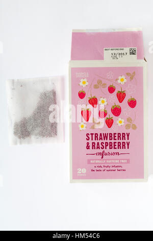 Fort de Marks & Spencer & fraises infusion Framboise sans caféine naturellement les sachets - une riche infusion fruitée le goût de fruits d'été Banque D'Images