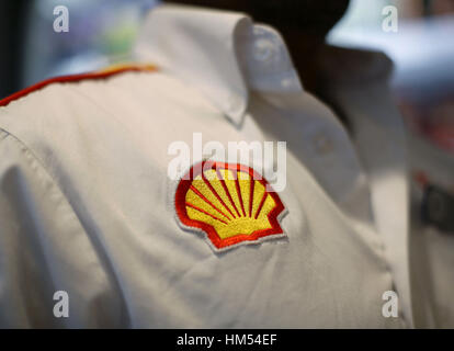 Photo de fichier en date du 08/04/15 d'un logo Shell sur la chemise d'un membre du personnel, comme Royal Dutch Shell est de vendre un paquet d'actifs de la mer du Nord jusqu'à 3,8 milliards de US dollars (&pound;3 milliards de dollars) aux plus petits à mesure qu'il continue Chrysaor rival un désinvestissement dur. Banque D'Images