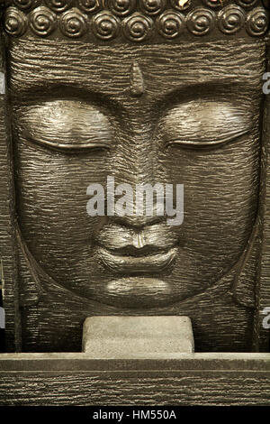 Une fontaine décorative. Statue de Bouddha. Banque D'Images