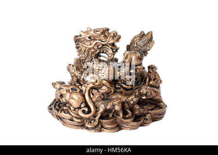 Dragon de bronze isolé sur fond blanc. Banque D'Images