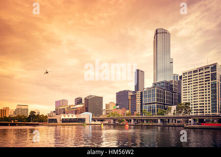 Melbourne, Australie - 27 décembre 2016 : Melbourne aquarium Sea Life vu de l'autre côté de la rivière Yarra. Harmonisation des couleurs appliqué Banque D'Images