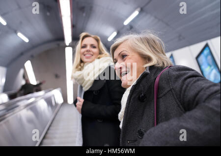 Deux femmes se tenant à l'escalator dans le métro de Vienne Banque D'Images