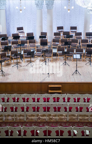 L'auditorium vide et la scène avant le concert. Sur la scène, les pupitres à musique avec des notes Banque D'Images