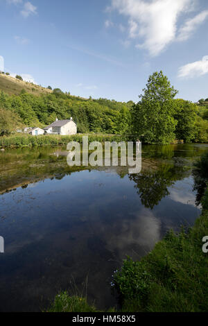Rivière Wye fonctionnant par Dale Monsal dans Derbyshire Peak ème arrondissement Banque D'Images