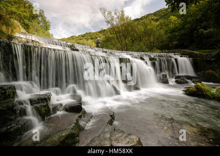 Cascade sur la rivière Wye dans le Derbyshire, Angleterre Banque D'Images