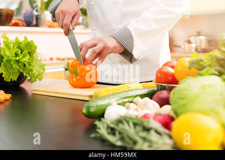 Faire cuire la préparation d'une salade de légumes en cuisine domestique Banque D'Images