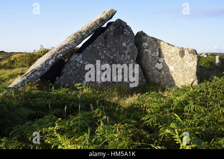 Close-up de Zennor Quoit, Penwith, Cornwall, montrant l'armée déchue capstone. Près de la south west coast path. Banque D'Images