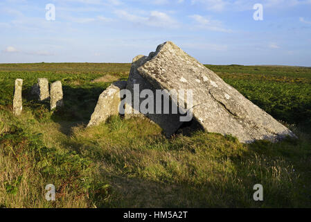 Vue rapprochée de Zennor Quoit, Penwith, Cornwall, montrant l'armée déchue et le cadre moderne adjacente menhirs. Près de la south west coast path Banque D'Images