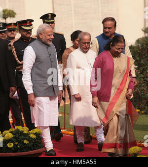 New Delhi, Inde. Jan 31, 2017. Président de l'Inde, Pranab Mukherjee avec Premier Ministre de l'Inde et le président de Narendra Modi Lok Sabha Sumitra Mahajan à marcher en direction de la maison du Parlement, le mardi 31/1/2017, le premier jour de la session budgétaire -2017 où le président de l'Inde s'adresse à la séance commune des deux Chambres. Photographie par Ranjan Basu Crédit : Ranjan Basu/Pacific Press/Alamy Live News Banque D'Images