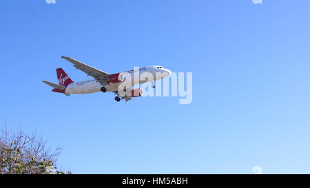 LOS ANGELES, CALIFORNIE, USA - oct 9th, 2014 : Virgin America Airbus A320 montré peu avant l'atterrissage à l'aéroport LAX LA Banque D'Images