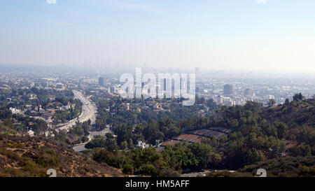 LOS ANGELES, CALIFORNIE - 11 octobre 2014 : vue sur le Hollywood Bowl et le centre-ville de LA Banque D'Images