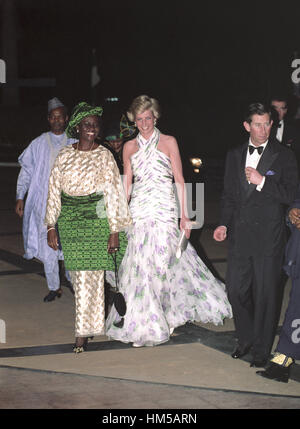 Le Prince et la princesse de Galles en tenue pour le banquet d'État, avec le Président, l'épouse de Babingida pendant leur visite de cinq jours au Nigéria. Banque D'Images