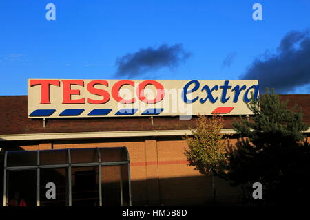 Extra Tesco superstore signe avec dark storm clouds, Martlesham, Suffolk, Angleterre, RU Banque D'Images