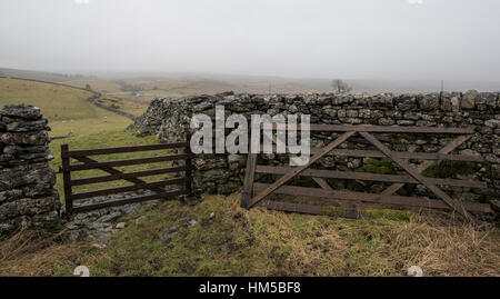 Sur l'hiver et Ingleborough autour, l'un des fameux "trois pics" dans le Nord du Yorkshire, près de Ingleton dans la merveilleuse région du Yorkshire Dales Banque D'Images