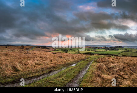 Sur l'hiver et Ingleborough autour, l'un des fameux "trois pics" dans le Nord du Yorkshire, près de Ingleton dans la merveilleuse région du Yorkshire Dales Banque D'Images