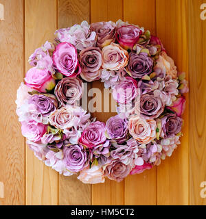 Fait à la main une couronne circulaire de fleurs en soie fabriqués à partir de roses rose Banque D'Images
