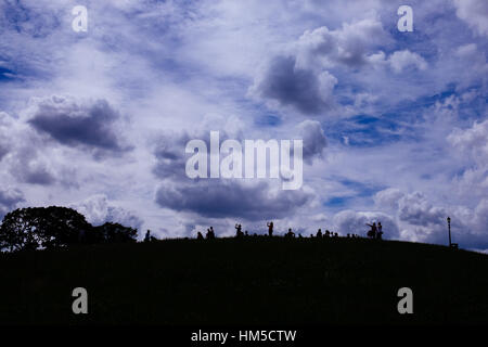 Primrose Hill avec les gens silhouette cloudscape Banque D'Images