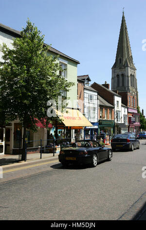 Vue sur la rue principale, Market Harborough, Leicestershire avec la tour de l'église St Denys Banque D'Images