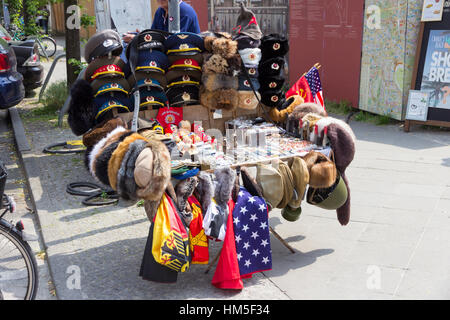 BERLIN, ALLEMAGNE - le 23 mai 2014 : stand de vente des républiques et DDR militaria près de Checkpoint Charlie à Berlin, Allemagne. Banque D'Images
