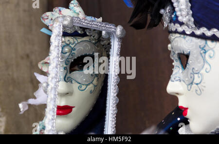 Venise - 5 février : femme en costume sur la Piazza San Marco au cours de Carnaval de Venise, le 6 février 2013, à Venise, Italie. Cette année, le carnaval était-il Banque D'Images