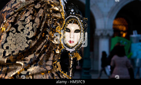 Venise - 5 février : femme en costume sur la Piazza San Marco au cours de Carnaval de Venise, le 6 février 2013, à Venise, Italie. Cette année, le carnaval était-il Banque D'Images