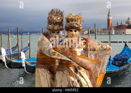 Venise - 6 février : les gens costumés sur la Piazza San Marco au cours de Carnaval de Venise, le 6 février 2013, à Venise, Italie. Cette année, le carnaval était h Banque D'Images