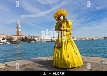 Venise - 7 février : femme en costume avec la Piazza San Marco dans l'arrière-plan pendant le Carnaval de Venise le 7 février 2013 à Venise, Italie. Cette année Banque D'Images