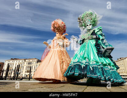 Venise - 7 février : les gens costumés sur la Piazza San Marco au cours de Carnaval de Venise le 7 février 2013 à Venise, Italie. Cette année, le carnaval était h Banque D'Images