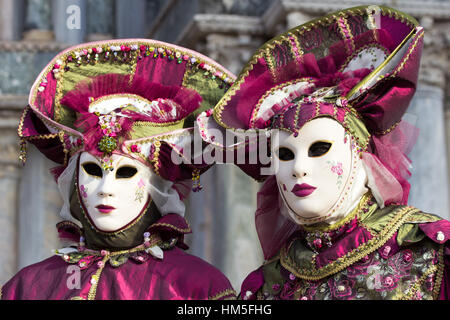 Venise - 7 février : les gens costumés sur la Piazza San Marco au cours de Carnaval de Venise le 7 février 2013 à Venise, Italie. Cette année, le carnaval était h Banque D'Images