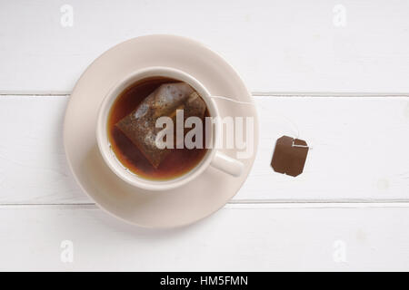 Sachet de thé noir avec tasse Banque D'Images