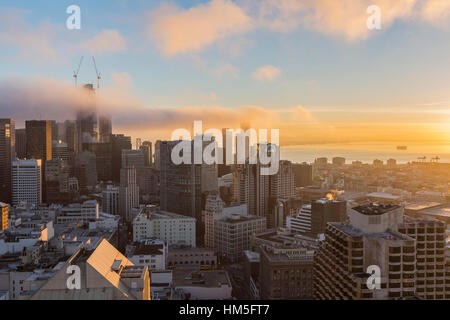 Lever du soleil matin brouillard dans les tours du centre-ville de San Francisco. Banque D'Images
