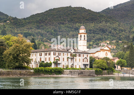 L'église et de petit village près de Bellagio sur le lac de Côme en Italie Banque D'Images