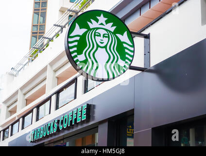 Chiang Mai, Thaïlande - 15 juillet 2016 : du café Starbucks. Café Starbucks est la plus grande entreprise au monde, avec 20 891 magasins dans 62 pays. Banque D'Images