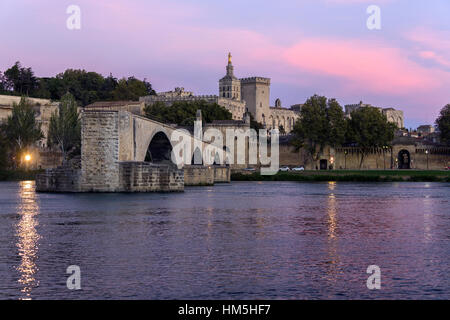 Crépuscule sur le pont d'Avignon (Pont Saint-Bénezet) et la ville de Avignon dans le département du Vaucluse, sur la rive gauche du Rhône. c'est e Banque D'Images