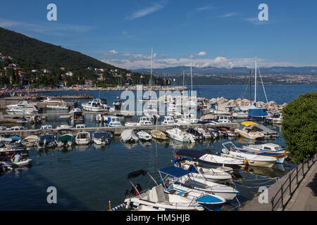 Un petit port dans la ville côtière de la péninsule de l'Istrie sur Icici au nord-ouest de la Croatie. C'est station touristique populaire sur la Riviera d'Opatija. (Également k Banque D'Images