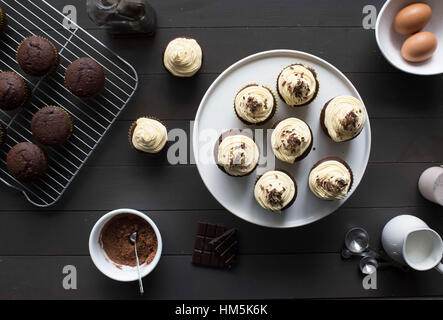 High angle view of cupcakes et muffins aux pépites de chocolat sur la table Banque D'Images