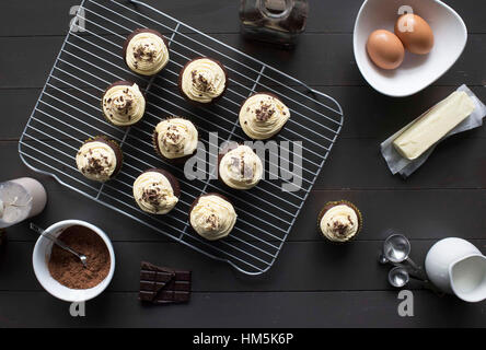 High angle view of cupcakes avec des œufs sur la table Banque D'Images